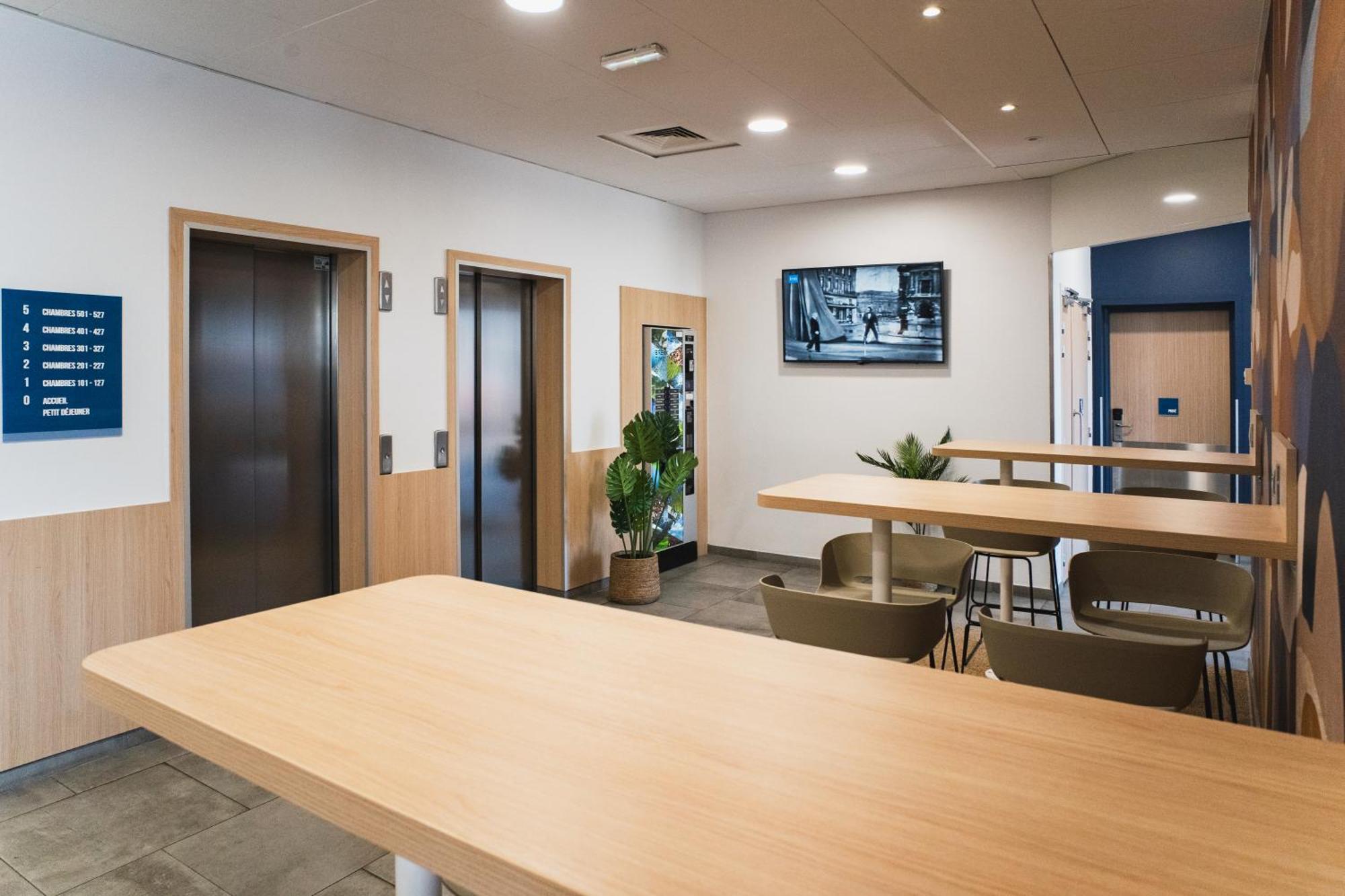 Kyriad Eco - Ferrand Estaing Hotel 2*